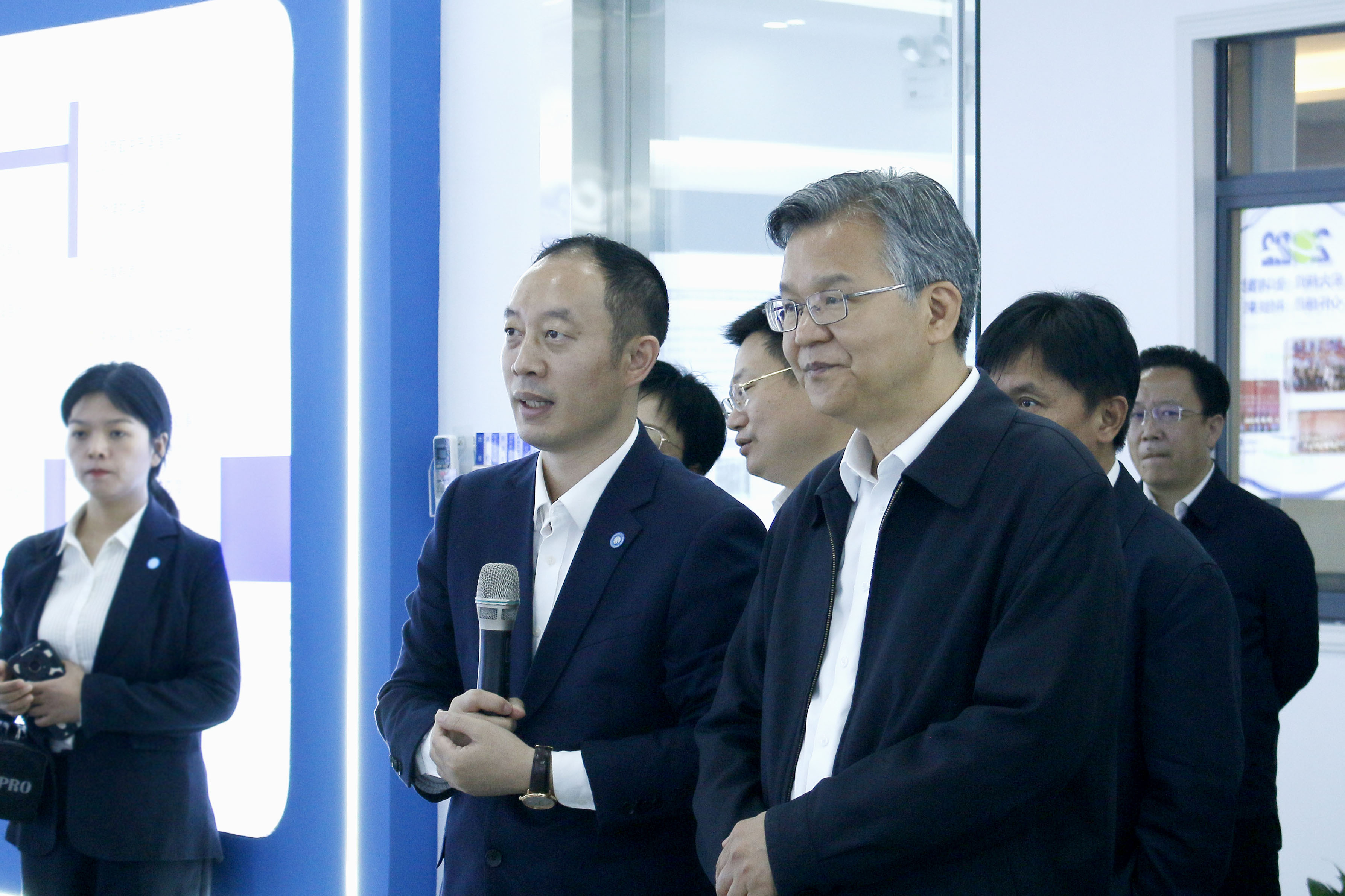 省委常委、常務(wù)副省長李殿勛一行蒞臨株洲宏大高分子材料有限公司考察調(diào)研